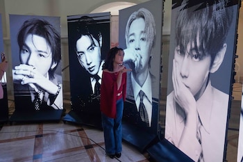 Una seguidora del grupo surcoreano BTS posa para una foto dentro de una tienda de artículos relacionados con la banda, recién inaugurada, antes de su concierto en Lima, Perú, el martes 6 de octubre de 2026. (Foto AP/Martín Mejía)