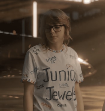 Rumores de un distanciamiento comenzaron a rondar después de que en el video “Look What You Made Me Do”, Taylor no escribiera el nombre de Karlie en la icónica playera