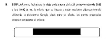 Texto mecanografiado de una resolución legal que convoca a una audiencia virtual, con el enlace de acceso censurado en un recuadro inferior