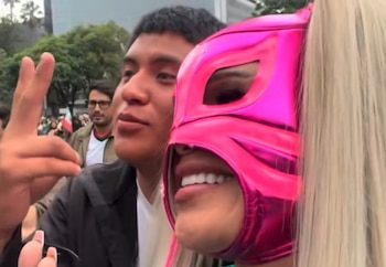 Wendy Guevara fue una de las celebridades que se aparecieron disfrazas en el Ángel, pero la reconocieron (redes)