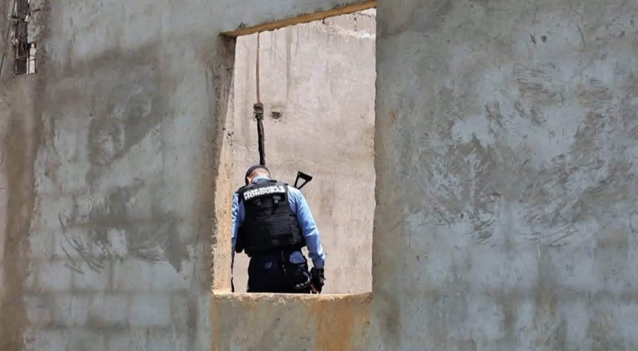 La Policía Nacional acordonó la escena del crimen en el barrio La Pista, en Catacamas, para iniciar las primeras diligencias investigativas. (Foto: Cortesía)