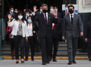 Francisco Sagasti saluda este lunes tras la votación en el Congreso (REUTERS/Sebastian Castaneda)