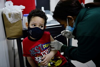 Los chicos desarrollan fobia a los pinchazos (REUTERS/Gaby Oraa)