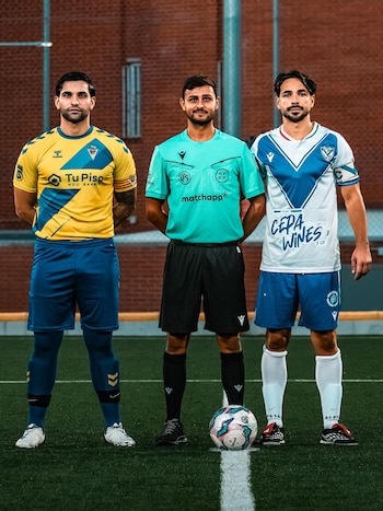 El debut del equipo profesional del Club Deportivo Vélez de Barcelona en la cuarta división de la liga catalana (Instagram Peña Velezana Barcelona)