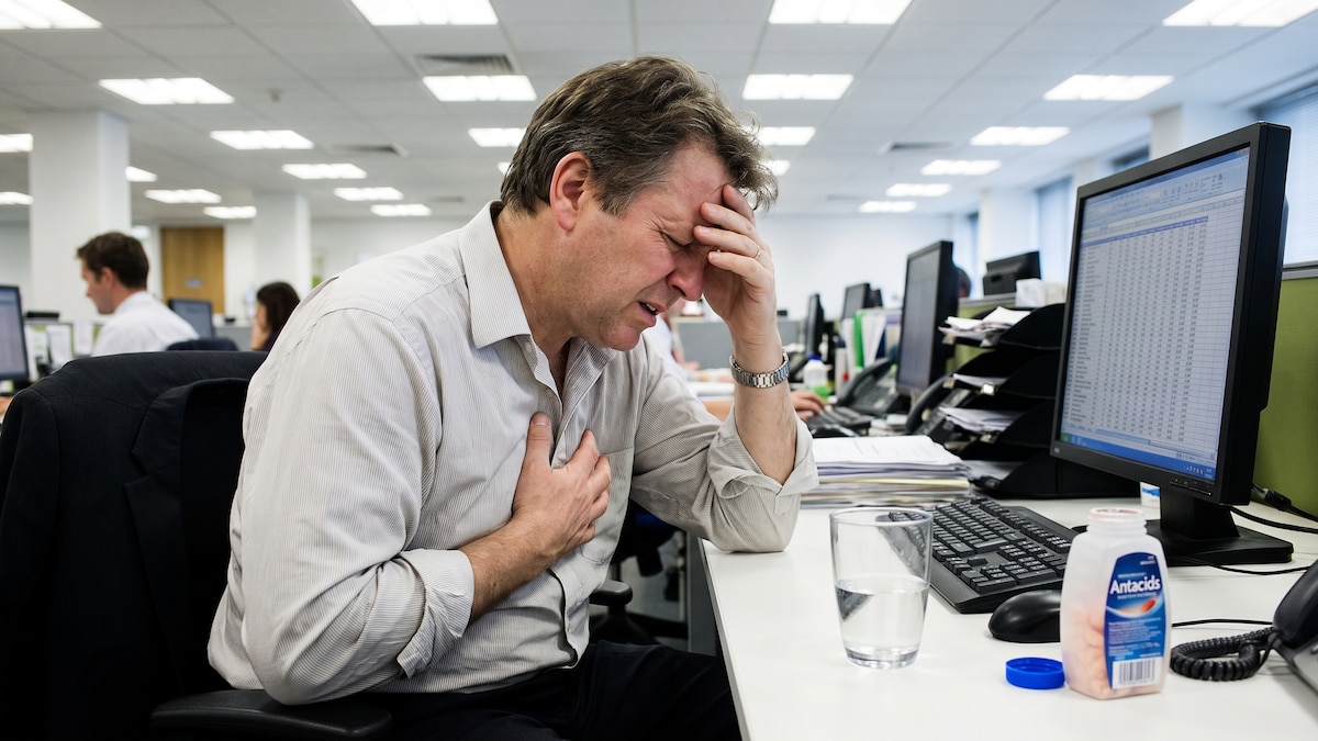Señales de que estás viviendo con estrés crónico: síntomas físicos, impacto emocional y cómo empezar a tratarlo