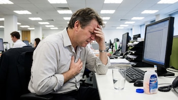 Señales de que estás viviendo con estrés crónico: síntomas físicos, impacto emocional y cómo empezar a tratarlo