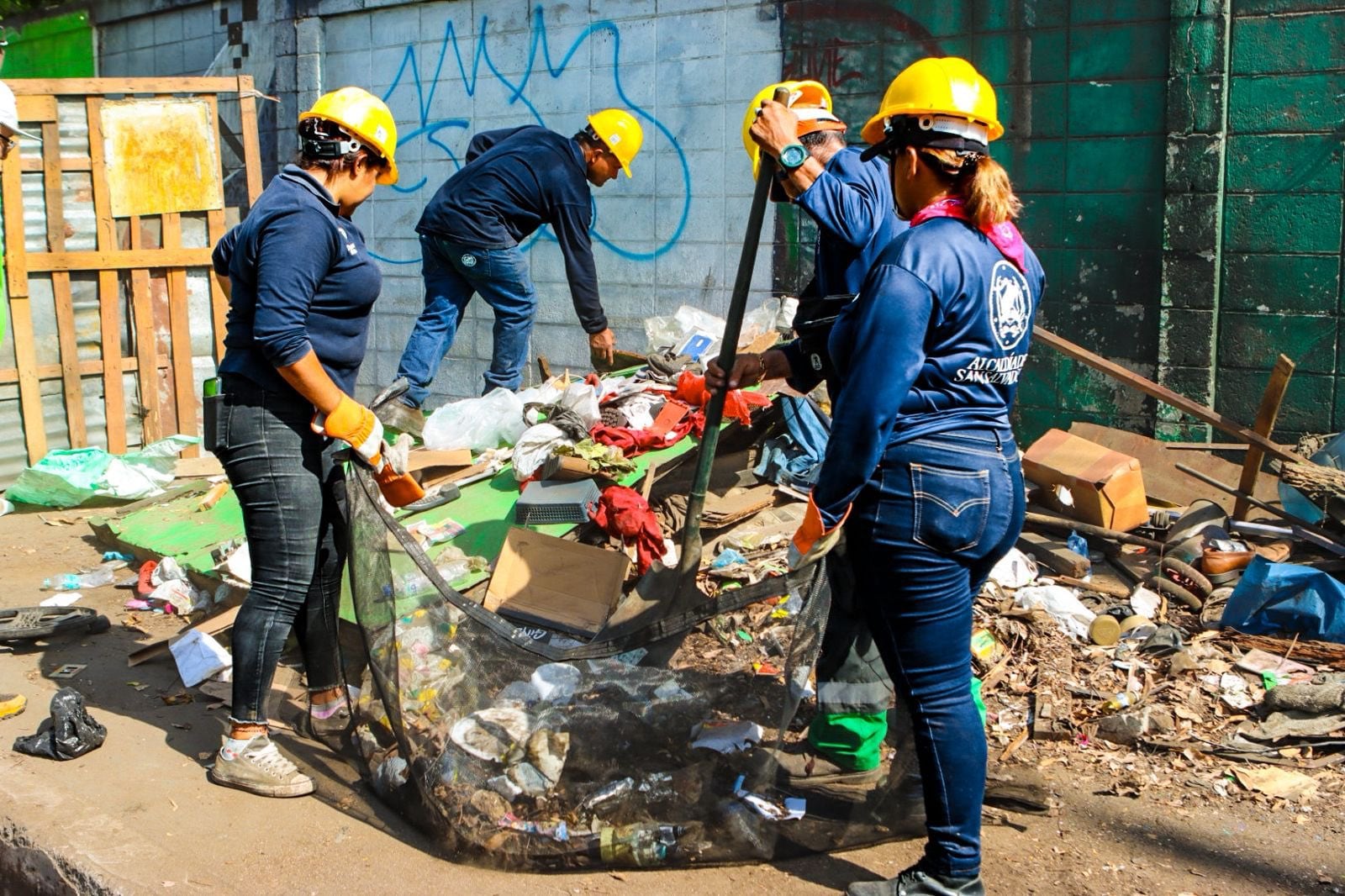 El operativo de limpieza municipal incluyó el saneamiento de 265 unidades de pozos y tuberías, eliminando hasta 500 toneladas de desechos. (Foto cortesía Desechos Solidos San Salvador)