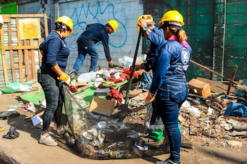 El operativo de limpieza municipal incluyó el saneamiento de 265 unidades de pozos y tuberías, eliminando hasta 500 toneladas de desechos. (Foto cortesía Desechos Solidos San Salvador)