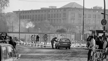De esquina más tensa del mundo a atracción turística: Checkpoint Charlie, el cruce más icónico del Muro de Berlín