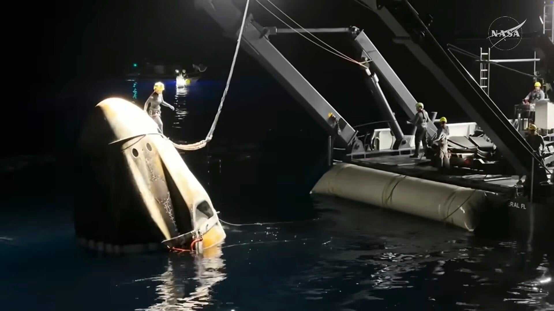 Esta captura de pantalla de un video proporcionado por la NASA muestra la cápsula SpaceX Crew-11 de la NASA siendo llevada a la nave de recuperación después de que los miembros de la tripulación ingresaran nuevamente a la Tierra en un amerizaje en medio de la noche cerca de San Diego, California, el jueves 15 de enero de 2026. (NASA vía AP)