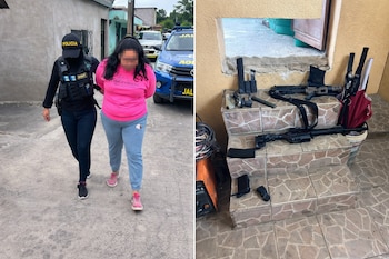 Agente de policía detiene a mujer esposada. En otra imagen, rifles, pistolas y cargadores de munición sobre escalones de baldosas junto a un paraguas rojo.