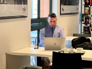 Scaloni, haciendo "bar office" en