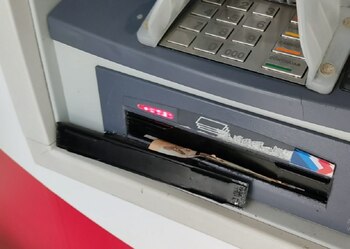 Por medio de una placa