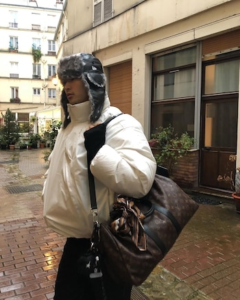 El abrigo puffer blanco y gorro de aviador exhiben su dominio del athleisure y la inspiración retro