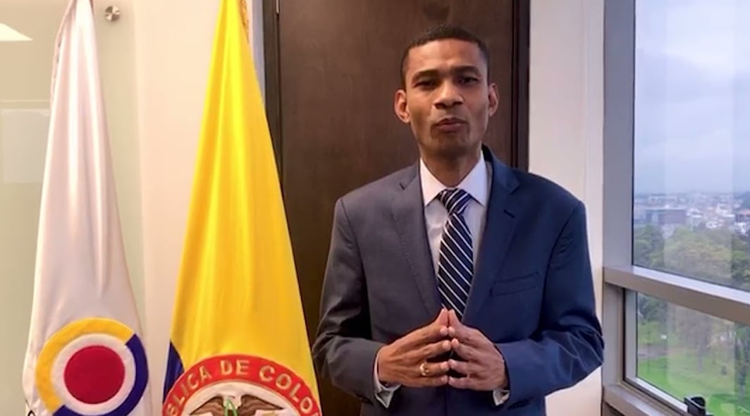 Hitler Rouseau Chaverra Ovalle lo certifica como abogado especialista en Derecho Público con experiencia en control estatal - crédito Contraloría General de la República