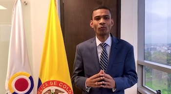 Hitler Rouseau Chaverra Ovalle lo certifica como abogado especialista en Derecho Público con experiencia en control estatal - crédito Contraloría General de la República