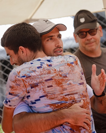 Agamenone abraza a Pedro Cachin,