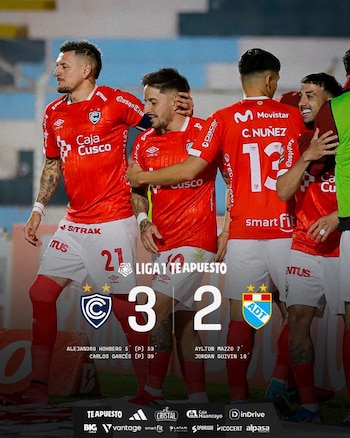 Jugadores de Cienciano con camisetas rojas celebran en el campo. Una pantalla digital muestra el resultado del partido: Cienciano 3 - 2 ADT