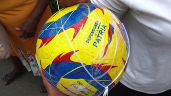 Balones que entregó el Gobierno de Abelardo de la Espriella en Buenaventura tras emergencia - crédito @Paola_Dharo/X