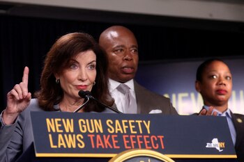 Bloquean provisionalmente norma que demanda identificar perfiles sociales en solicitudes de portación oculta, pendiente de análisis más profundo. (REUTERS/Brendan McDermid)