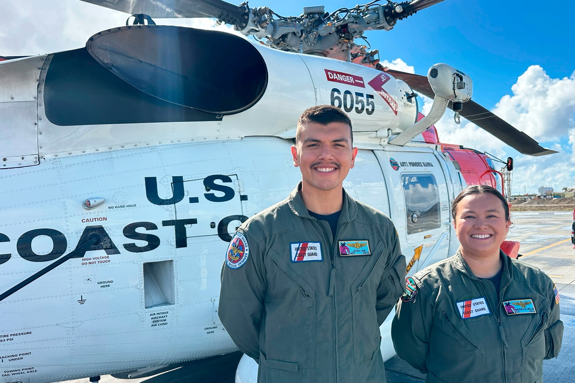 Josh Law, nadador de rescate de la Guardia Costera de Estados Unidos, salvó a 16 náufragos frente a la costa de Baja California (AP)
