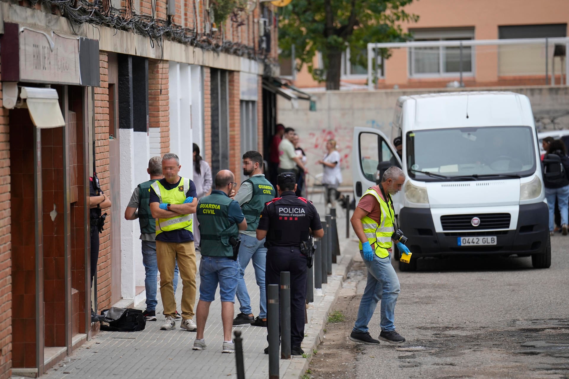 Agentes de la Guardia Civil y de los Mossos d