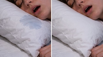 Mujer durmiendo sobre una almohada blanca con una mancha húmeda en la imagen izquierda y seca en la derecha.