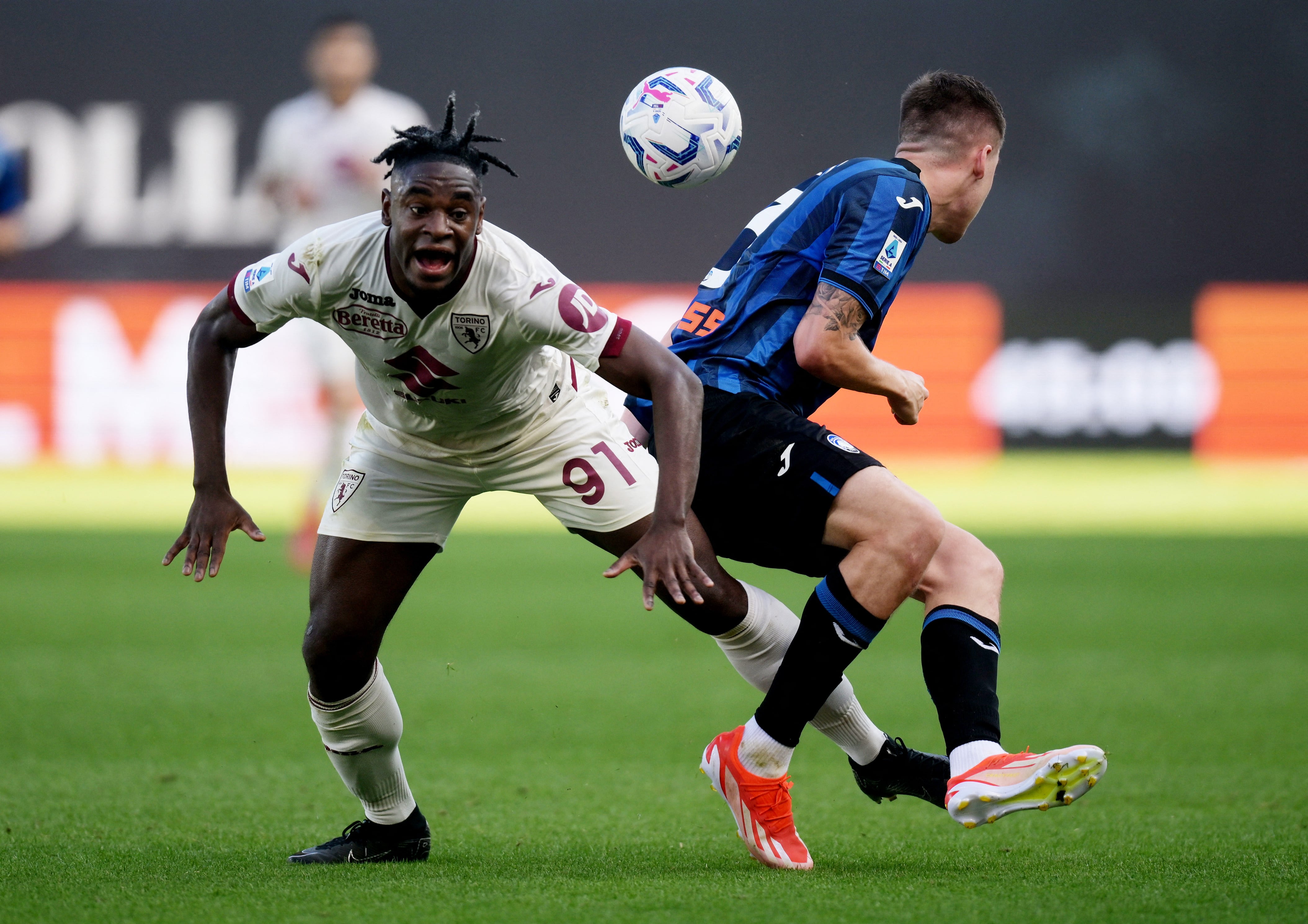Emil Holm del Atalanta y Duván Zapata del Torino disputando una pelota-crédito Daniele Mascolo/REUTERS