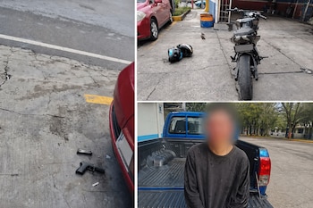 Un arma de fuego en el suelo, una motocicleta negra con cascos y una persona con el rostro borroso en la parte trasera de una camioneta.