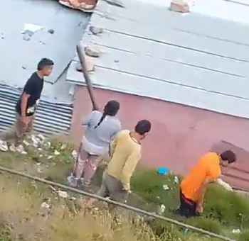 Las cuatro personas tenían objetos