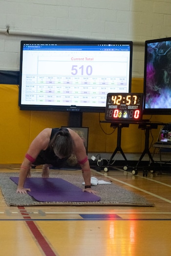Una profesora de Pittsburgh bate el récord Guinness de flexiones en una hora