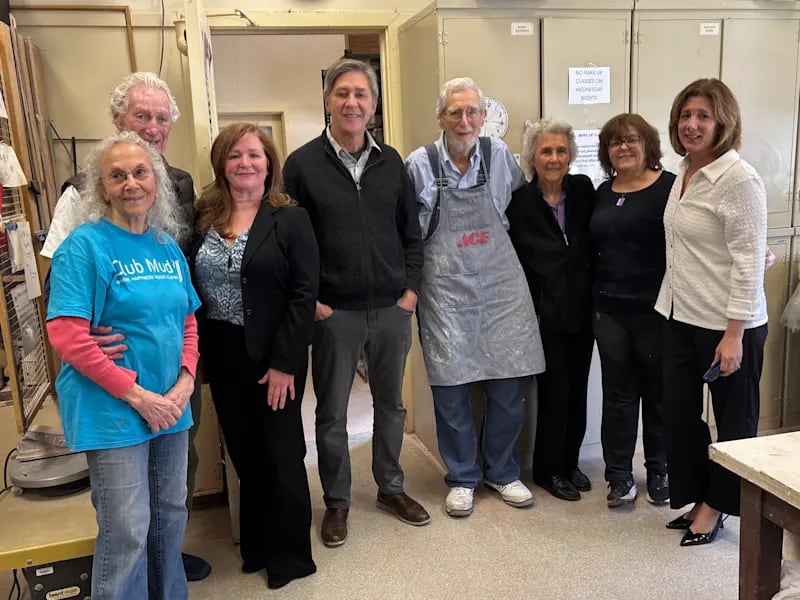 George Strausman, de 102 años, elige la cerámica en Nueva York para mantenerse ágil y buscar la perfección artística. Foto: Great Neck Community Education