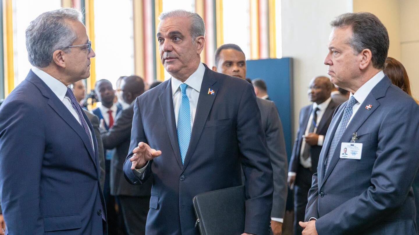 Un reciente reporte de las Naciones Unidas destaca que la finalización del bachillerato alcanzó el sesenta y cuatro por ciento en el país caribeño, superando la media regional tras ganar ocho puntos porcentuales (Foto cortesía Luis Abinader)