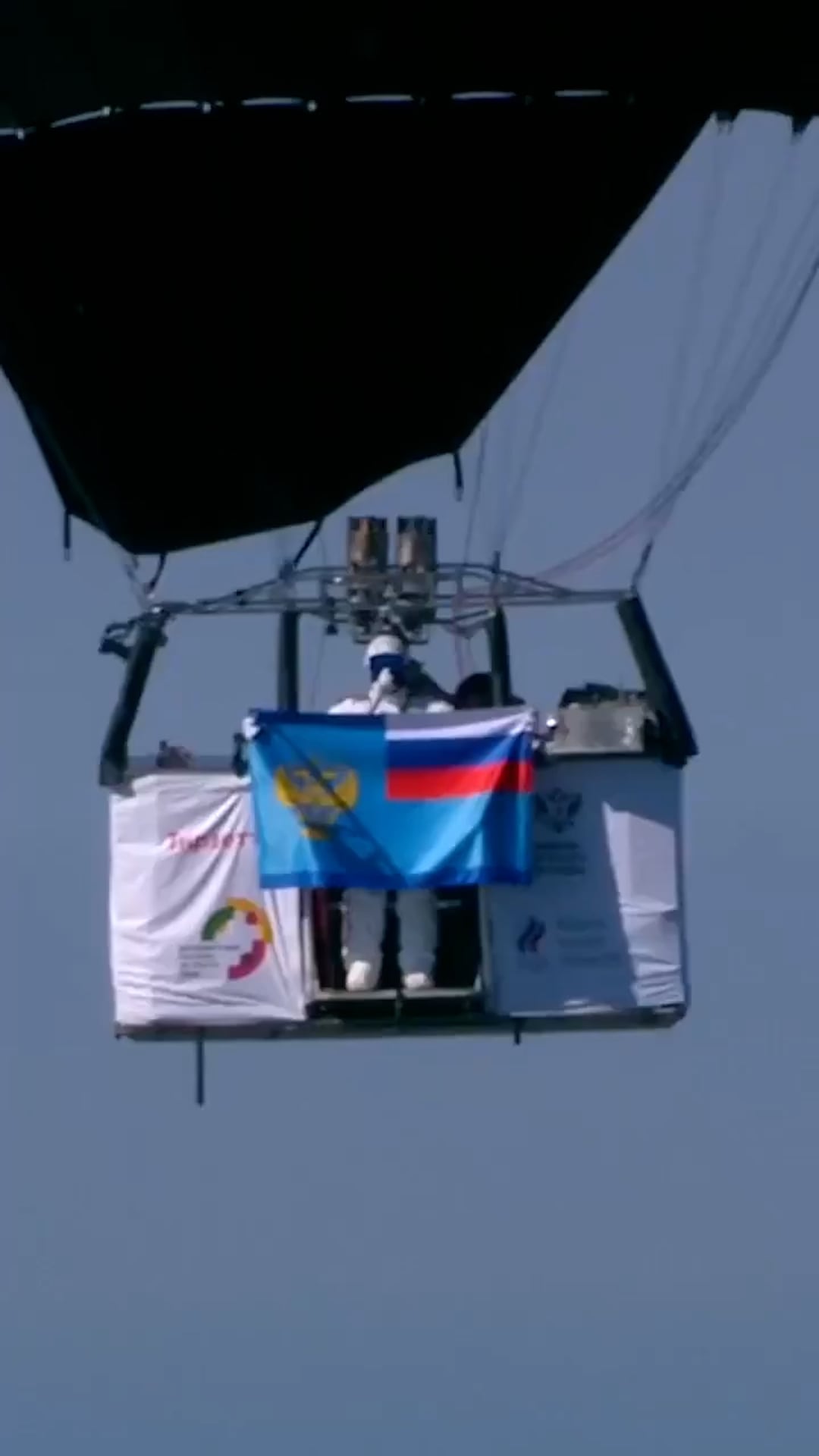 El paracaidista ruso, equipado con un traje especial, mostró la bandera nacional desde una plataforma situada a más de 11 000 metros.