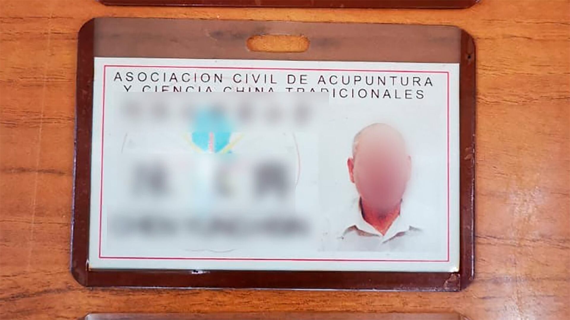Una de las credenciales que le encontraron al falso médico Chen