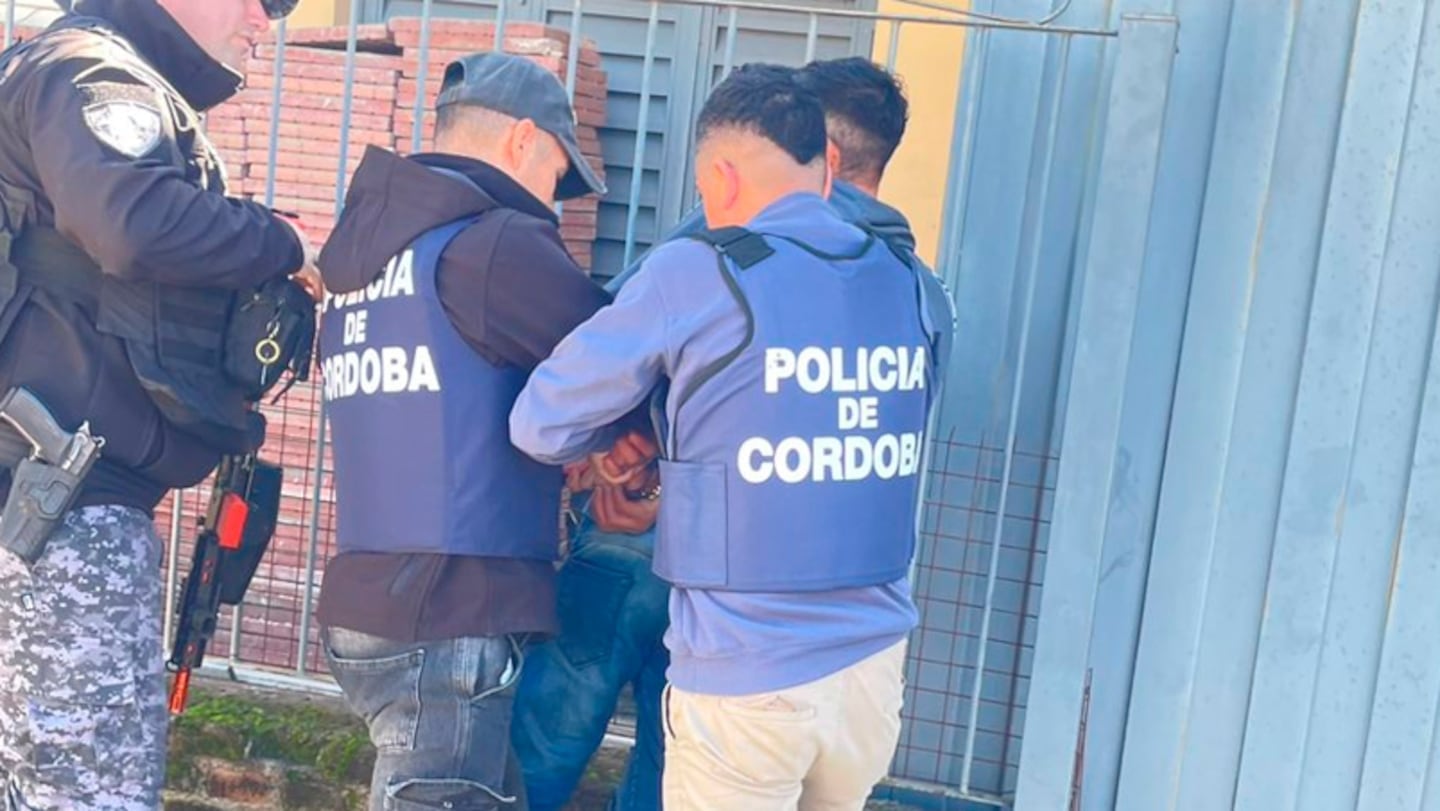 Efectivos de la Policía de Córdoba detienen a un sospechoso en relación con el asesinato de una jubilada en la provincia. (El Doce)