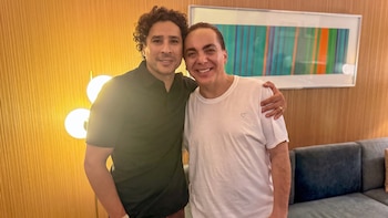 Cristian Castro le dedica “Nunca voy a olvidarte” a Memo Ochoa en pleno concierto