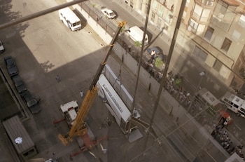 Fotografía de la carretera de Madrid por la que se trasladó el Guernica. (Museo Reina Sofía)