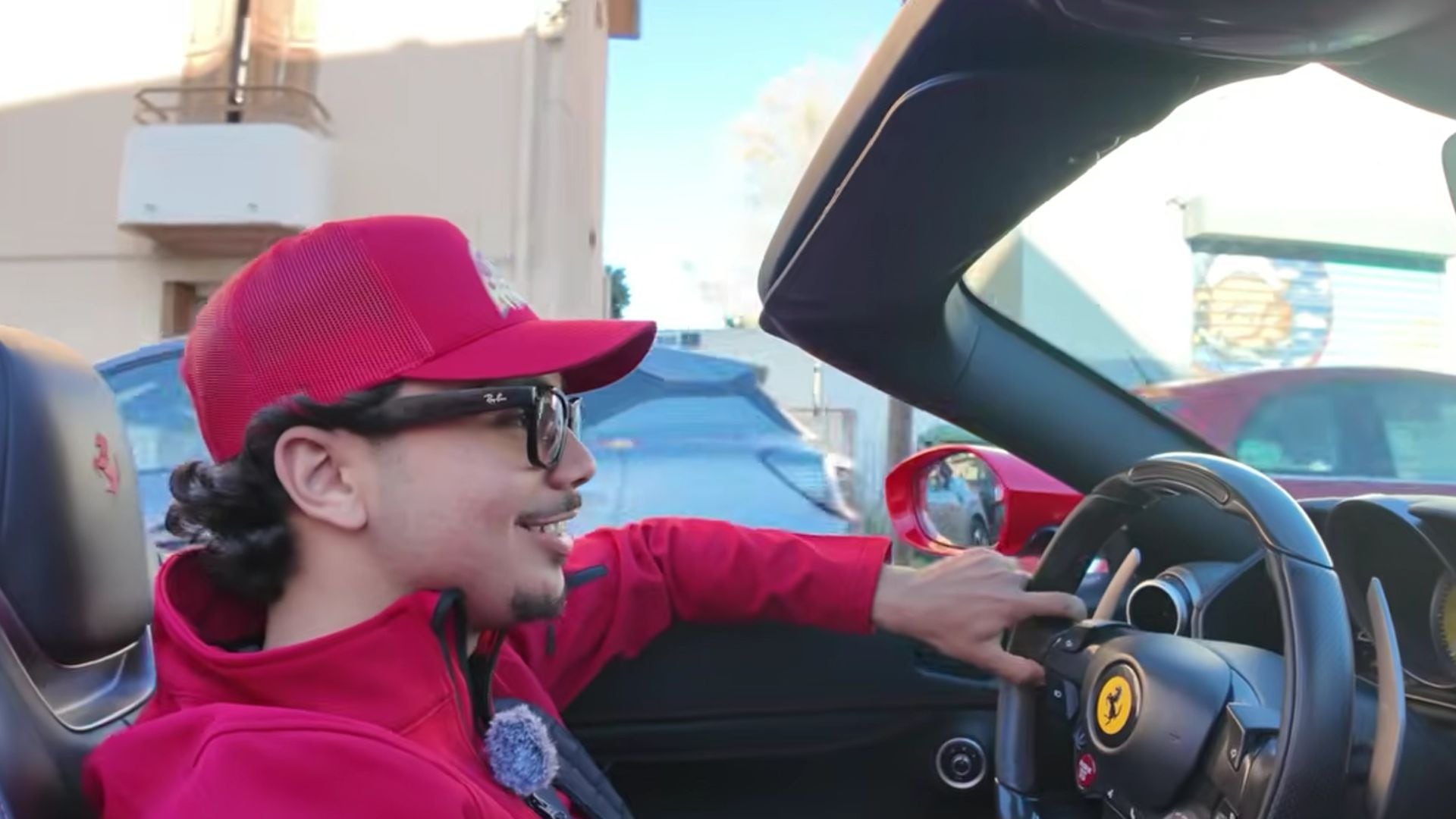 Yojaan en su Ferrari. (YouTube/Double Y)