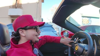Un influencer de 23 años reparte pizzas gratis en su Ferrari: “Es muy divertido ver las reacciones de la gente”