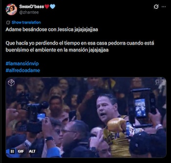 Alfredo Adame, un hombre con cabello oscuro y camisa dorada, usa un guante de boxeo dorado en su mano derecha, rodeado por una multitud que lo filma con teléfonos