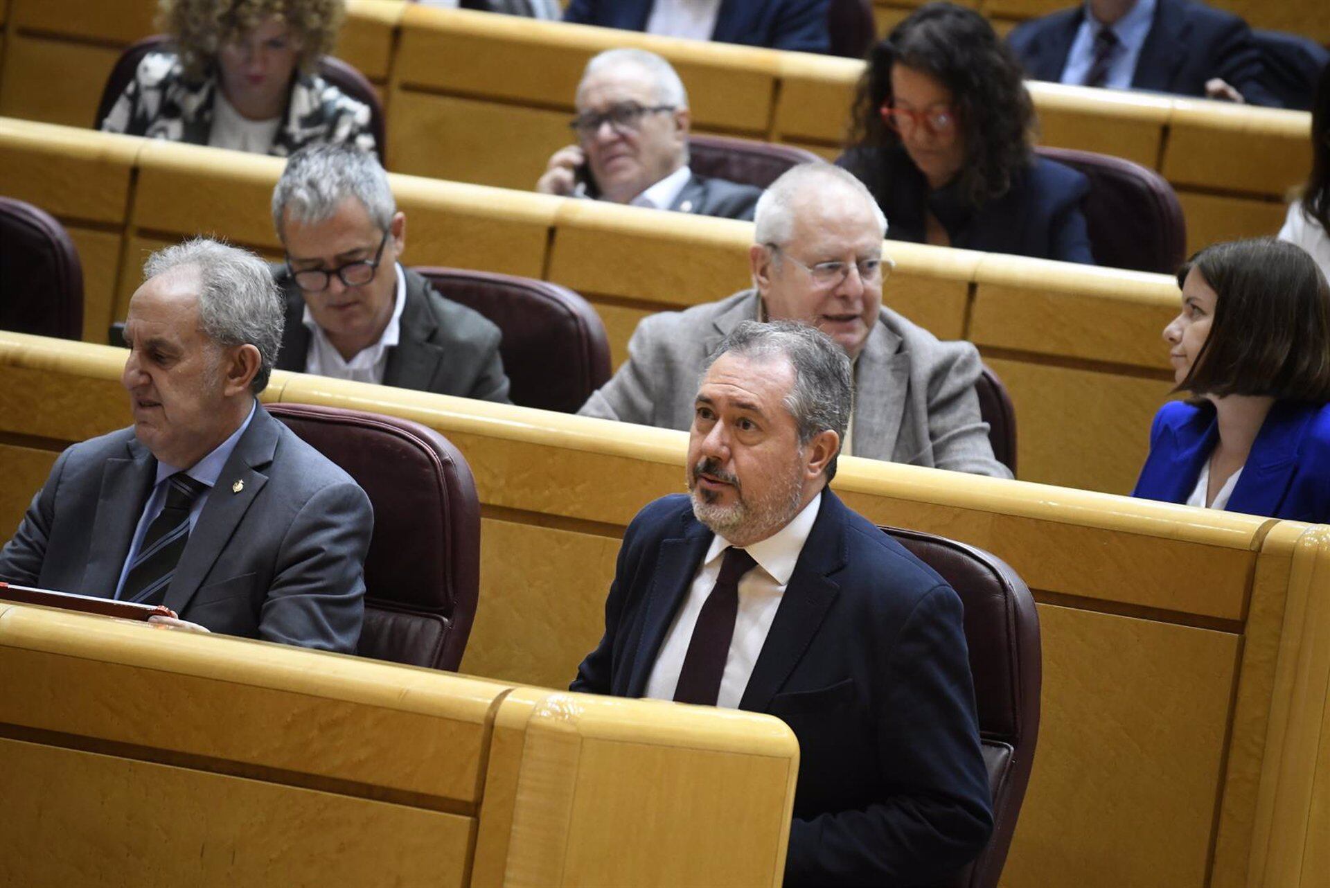 Juan Espadas(dcha) en la primera fila durante un pleno extraordinario en el Senado. (Fernando Sánchez - Europa Press)