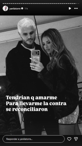 Foto en blanco y negro de una pareja que se abraza, la mujer sostiene un teléfono. Texto sobreimpreso: 'Tendrian q amarme Para llevarme la contra se reconciliaron'