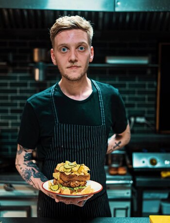 En Two Schmucks sirven cócteles