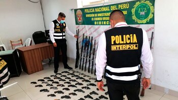 Autoridades peruanas exhiben las armas