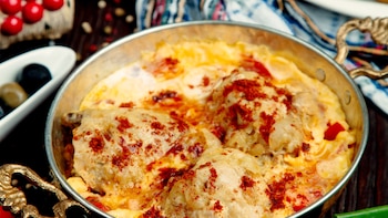 Receta de huevos a la donostiarra rellenos de bacalao, un plato rico y sencillo con un delicioso gratinado