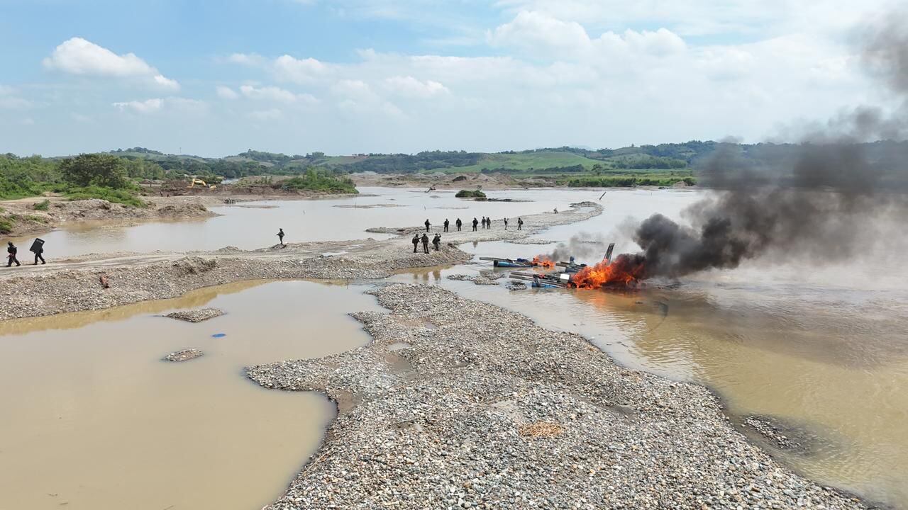 Golpe a la minería ilegal en Cauca: destruyen 18 dragas y 72 motobombas de  estructura de alias 'Marlon' - Infobae