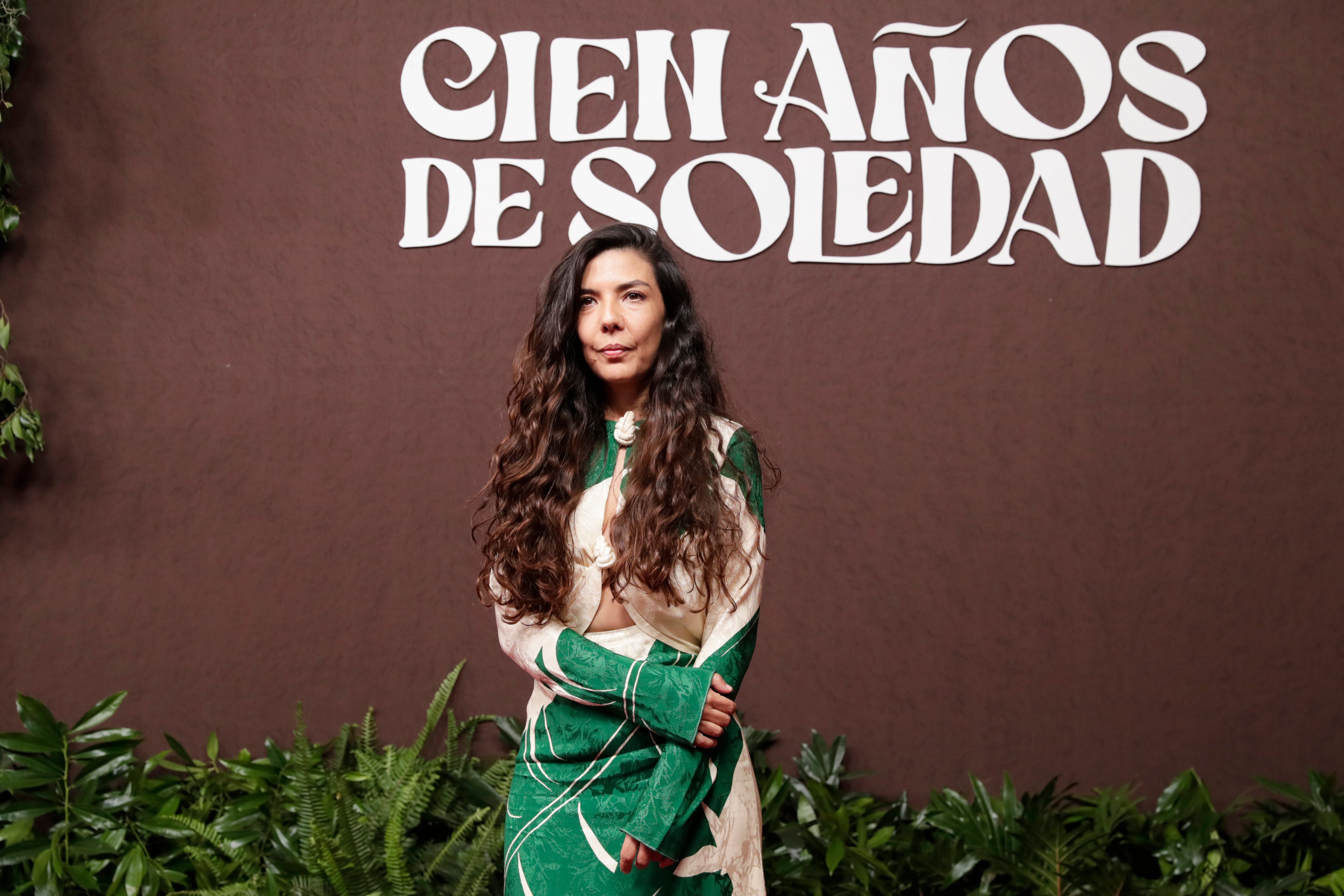 La directora de la serie de Netflix 'Cien años de soledad', Laura Mora contó que ve la novela más poética que mágica. (EFE/ Carlos Ortega)