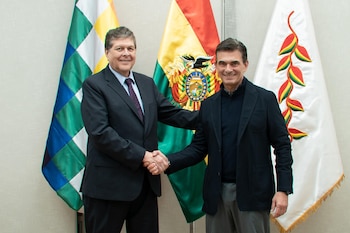 El nuevo ministro de Hidrocarburos, Marcelo Blanco (i), posando junto al presidente de Bolivia, Rodrigo Paz, este miércoles en La Paz (Bolivia) (EFE/ Presidencia de Bolivia)