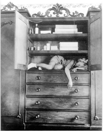 "Autorretrato (en armario)", de Claudia